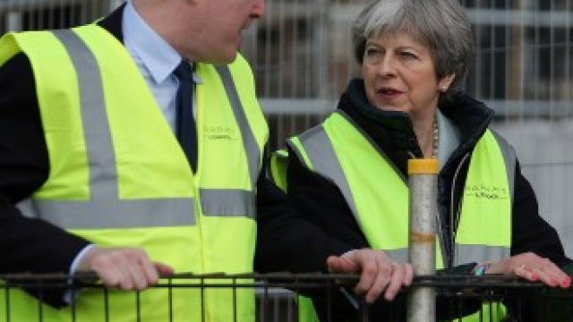 <p>
	Вчера британският премиер Тереза Мей инспектира строежа на жилище в Източен Лондон.&nbsp;<em>Снимка: Архив Ройтерс</em></p>
