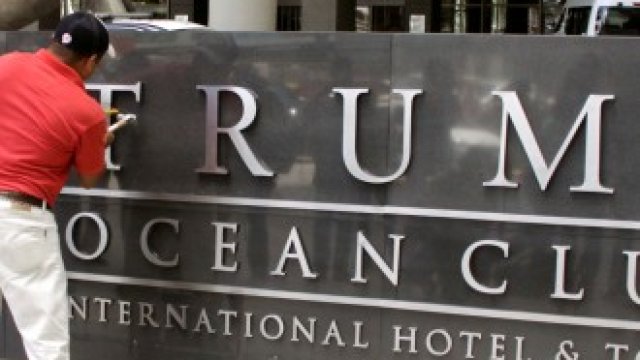<p>
	Работник премахва името на Тръмп от Trump Ocean Club International Hotel and Tower в Панама Сити.&nbsp;<em>Снимка: Архив Ройтерс</em></p>
