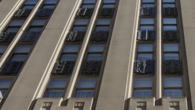 <p>
	През 2015 г. китайската застрахователна компания Anbang придоби хотел Waldorf за близо 2 млрд. долара.&nbsp;<em>Снимка: Архив Ройтерс</em></p>
