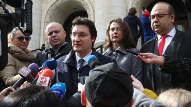 <p>
	&nbsp;Зам.-председателят на ПГ на БСП Крум Зарков преди да влезе в Съдебната палата.<em> Снимка:&nbsp;БСП</em></p>
