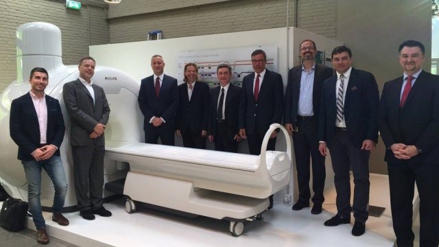 <p>
	Божидар Лукарски се срещна с представители на ръководството на Philips. Снимка: <em>Министерство на икономиката</em></p>
