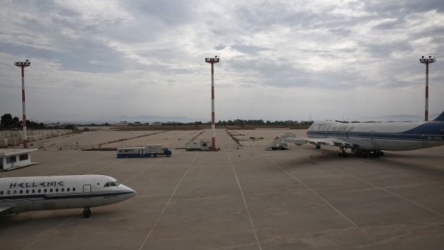 <p>
	Теренът на старото международно летище край Атина пустее от години, а в последните месеци се ползва и за бежански лагер. <em>Снимка: Архив Ройтерс</em></p>
