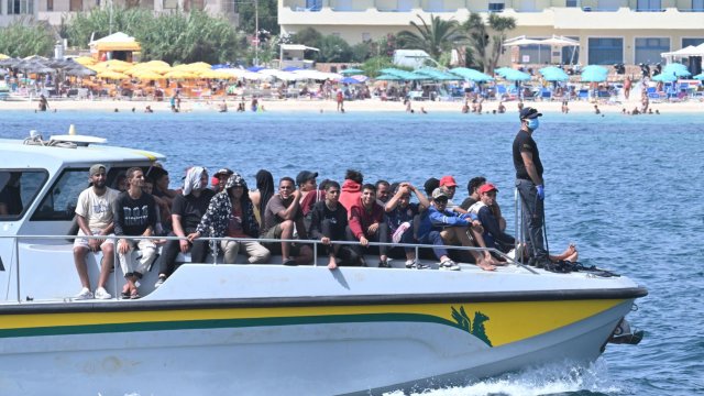 Спасени в средиземно море мигранти пристигат на лодка на бреговата охрана на Италия на о. Лампедуза. Снимка: EPA/CIRO FUSCO