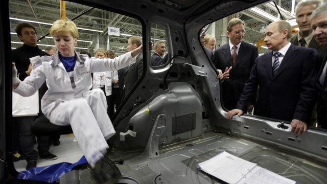 <p>
	Путин на посещение в завода в Калуга през 2009 г. <em>Снимка: архив Ройтерс</em></p>
