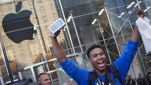 <p>
	Част от клиентите изживяха истинска радост след като се сдобиха с новия продукт на Аpple. <em>Снимка: Ройтерс</em></p>
