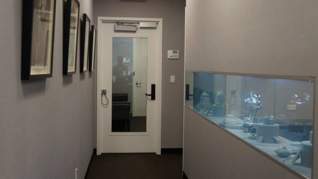 <p>
	Така изглежда част от офиса на заложната къща. <em>Снимка:&nbsp;New York Loan Company</em></p>
