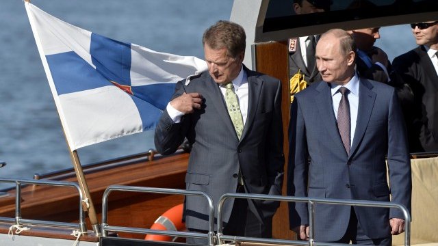 <p style="text-align: justify;">
	<span style="color: rgb(68, 68, 68); font-family: arial, sans-serif; font-size: small; line-height: 16px;">Президентът на Финландия Саули Нинисто (вляво) и руският му колега Владимир Путин (отдясно) най-вероятно обсъждат новите търговски връзки между двете страни. <em>Снимка: Ройтерс</em></span></p>
