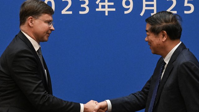 Валдис Домбровскис (вляво) се среща с китайския вицепремиер Хъ Лифън (вдясно) в Пекин. Снимка: Bloomberg LP