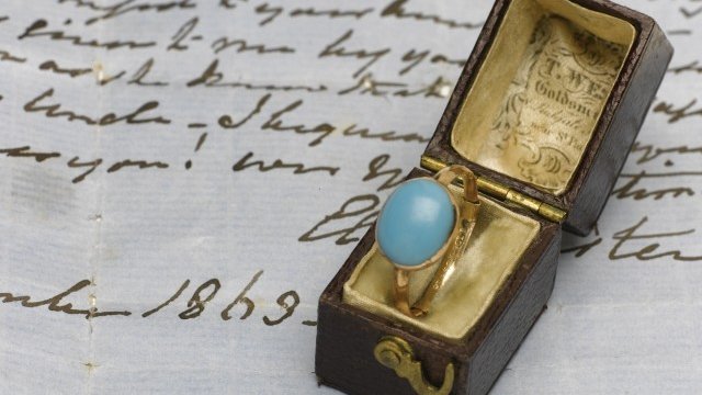 <p>
	За този&nbsp; пръстен на Джейн Остин бяха платени над 236 хил. долара. <em>Снимка:&nbsp;Sotheby&#39;s&nbsp;</em></p>
