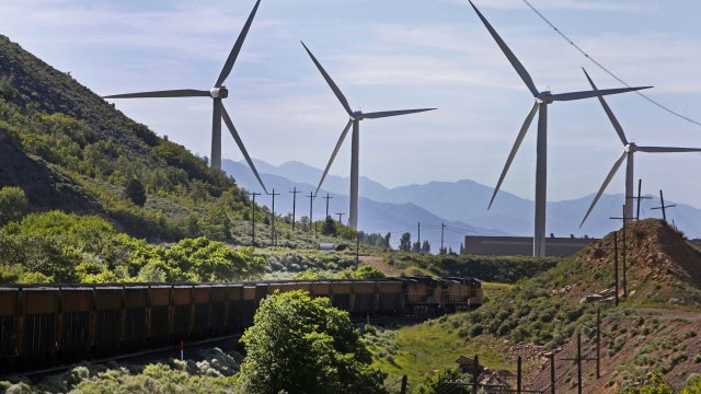 От вятърните паркове до точката на захранване на мрежата трябва да се положат кабели - често под железопътни линии. Снимка: ЕРА
