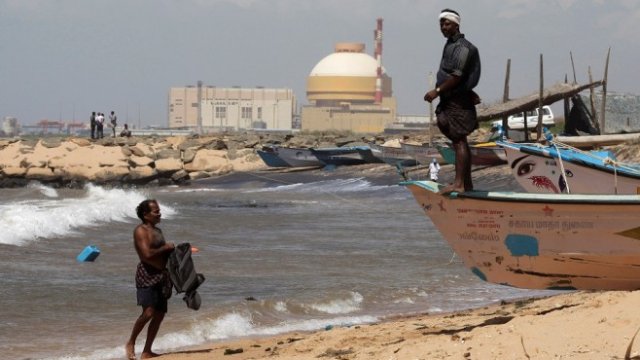 <p>
	<em>АЕЦ &quot;Кудамкулан&quot; в далечината. Снимка: Архив Ройтерс</em></p>
