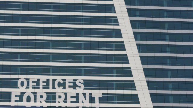 <p>
	Търсенето на нови бизнес имоти се очаква да бъде по-стабилно в Унгария заради по-стабилната икономическа среда. <em>Снимка: Архив Ройтерс</em></p>
