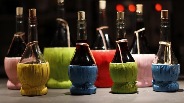 <p>
	Традиционни италиански вина в ресторант във Флоренция. <em>Снимка: Ройтерс</em></p>
