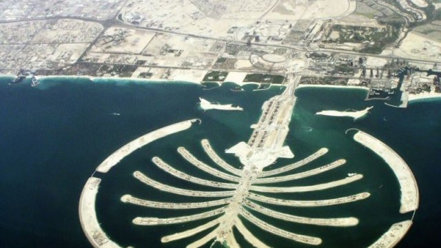 <p>
	Палмовият остров край Дубай. <em>Снимка: Wikipedia</em></p>
