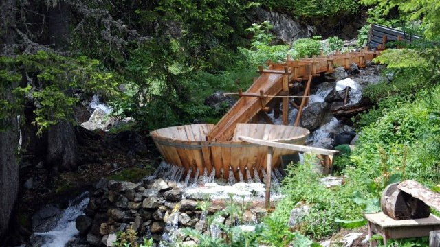 <p style="margin-bottom: 0cm">
	Местността край хижа &quot;Демяница&quot; в Пирин, снимка: БТА.</p>
