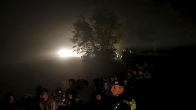 <p>
	Група мигранти чакат на унгарско-хърватската граница. Будапеща реши да затвори границата от тази нощ. <em>Снимка: Ройтерс</em></p>
