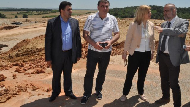 <p>
	Инспекция на строителството на магистрала &quot;Марица&quot; извършиха министърът на регионалното развитие Десислава Терзиева, министърът на транспорта Данаил Папазов и председателят на управителния съвет на &quot;АПИ&quot; Стефан Чайков (<em>вдясно). Снимка: БТА</em></p>
