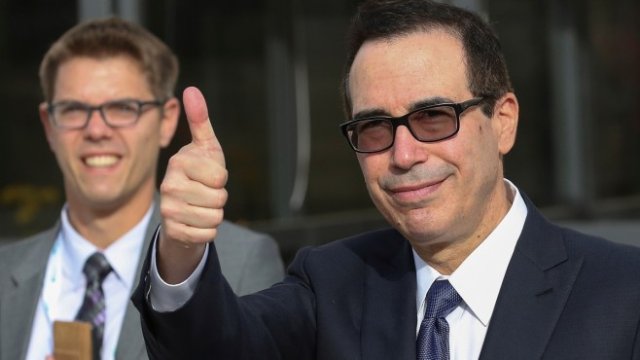 <p>
	Стивън Манучин пристига за срещата в Бари. <em>Снимка: Ройтерс</em></p>
