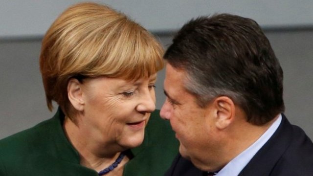 <p>
	<em><span style="color: rgb(102, 102, 102); font-family: &quot;PT Sans&quot;, sans-serif; font-size: 13px;">Ангела Меркел и предишният лидер на социалдемократите Зигмар Габриел. Снимка:&nbsp;</span><em style="color: rgb(102, 102, 102); font-family: &quot;PT Sans&quot;, sans-serif; font-size: 13px;">Архив Ройтерс</em></em></p>
