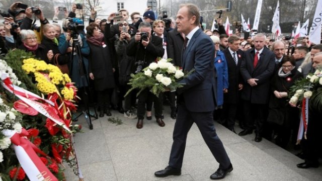 <p>
	Доналд Туск поднесе във Варшава цветя пред паметника на маршал Юзеф Пилсудски, бащата на полската независимост през 1918 г. <em>Снимка: Ройтерс</em></p>
