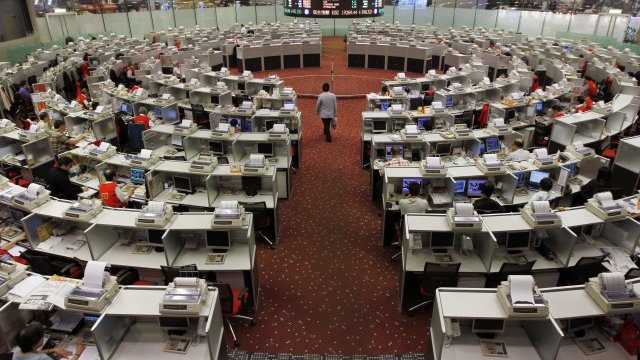 <p>
	Сесия на фондовата борса в Хонконг. <em>Снимка: Ройтерс</em></p>

