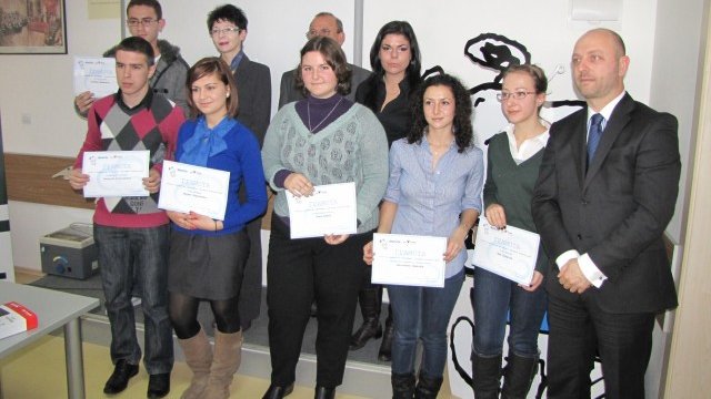 <p>
	Отличените в конкурса ученици. <em>Снимка: ВУЗФ</em></p>
