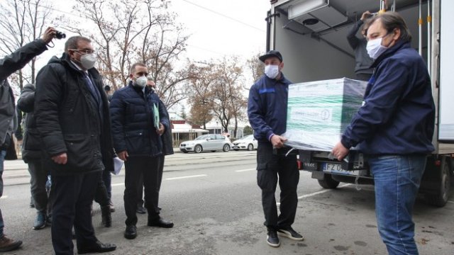 <p>
	Специализираният хладилен камион с контрол на температурата докара в София първата пратка от 2400 дози ваксини &bdquo;Moderna&rdquo;, побираща се в един кашон. <em>Снимка:&nbsp;</em><em font-size:="" pt="" style="color: rgb(102, 102, 102); font-family: ">Снимки: Димитър Кьосемарлиев, Investor Media Group</em></p>
