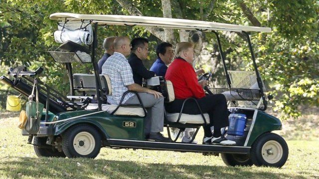 <p>
	Тръмп я подкара през... голф игрището си. <em>Снимка: Bloomberg</em></p>
