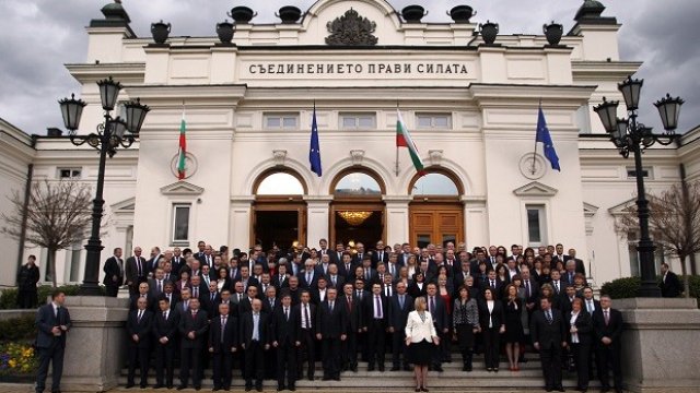 <p>
	Депутатите от 41-то Народно събрание се събраха за последната си официална снимка пред сградата на парламента. Източник: БТА</p>
