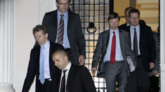 <p>
	Представителите на тройката напускат офиса на гръцкия премиер. <em>Снимка: Ройтерс</em></p>
