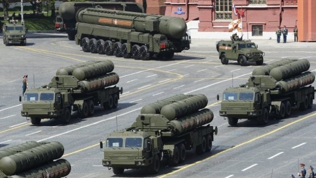 <p>
	<em>Ракетна система С-400, показани по време на военен парад в Москва. Снимка: Архив Ройтерс</em></p>
