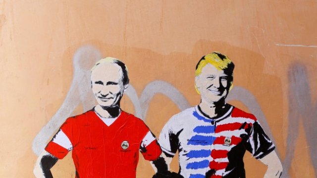 <p>
	Графит с образите на Владимир Путин и Доналд Тръмп на улична стена в Рим <em>Снимка: Ройтерс</em></p>
