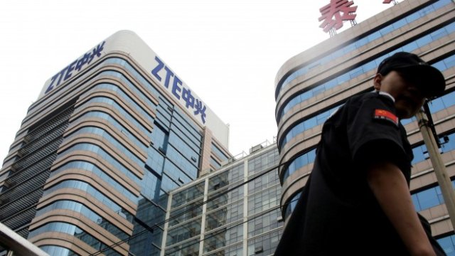 <p>
	Охранител минава покрай сградата на центъра за изследвания и развойна дейност на ZTE&nbsp;в Пекин, Китай, 13 юни 2018 г. <em>Снимка: Ройтерс</em></p>
