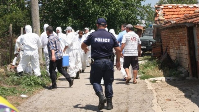 <p>
	Ветеринарните власти в Шарково, 14 юли 2018 година. <em>Снимка: БТА</em></p>
