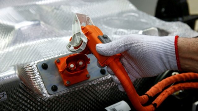 <p>
	Производство на VW e-Golf във фабрика в Дрезден. Снимка: Ройтерс</p>

