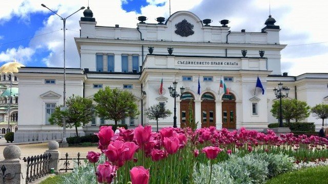 Каква цена ще плати обществото, ако се запази правителството?