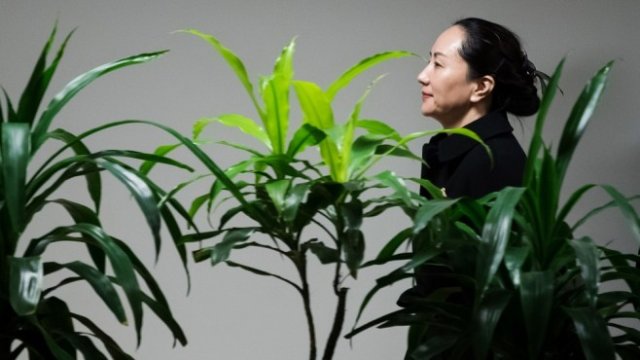 <p>
	Главният финансов директор на Huawei Мън Уанджоу.&nbsp;<em>Снимка: Darryl Dyck/Bloomberg</em></p>
