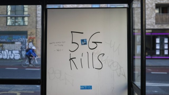 <p>
	Надпис на автобусна спирка в Лондон, гласящ: &quot;5G убива&quot;. <em>Снимка: Simon Dawson/Bloomberg</em></p>
