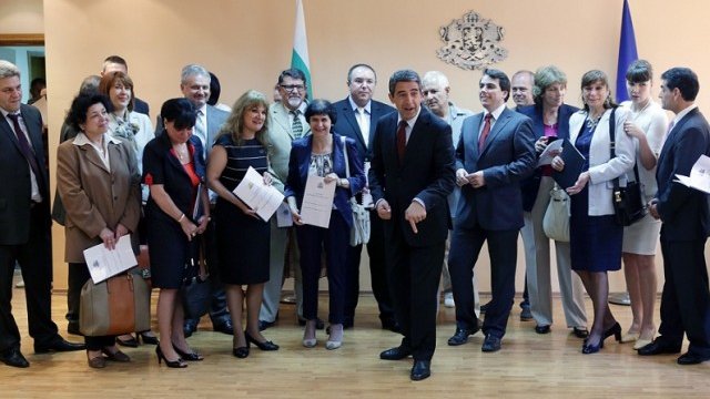 <p>
	Президентът Плевнелиев и министърът на икономиката Асен Василев връчиха 16 споразумения за предоставяне на безвъзмездна финансова помощ по Международния фонд &quot;Козлодуй&quot;<em>.</em> <em>Снимка: БТА</em></p>
