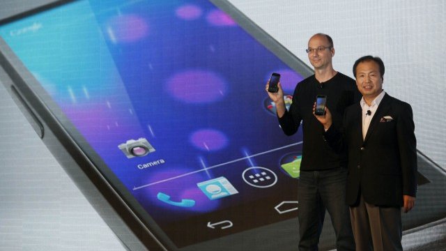 <p>
	Дж.К. Шинг, ръководител на мобилните комуникации в Samsung (д.) и Анди Рубин, вицепрезидент на Google при представянето на устройството. <em>Снимка: Ройтерс</em></p>
