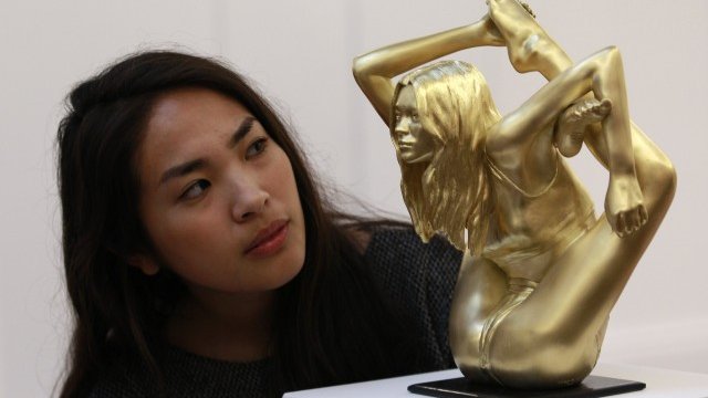 <p>
	Служител на Sotheby&#39;s разглежда 18-каратовата статуетка. <em>Снимка: Ройтерс&nbsp;</em></p>
