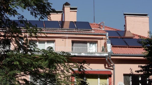 <p>
	Слънчеви колектори на покрива на едно от трите санирани сгради в столичния район &quot;Оборище&quot;. <em>Снимка: БТА</em></p>
