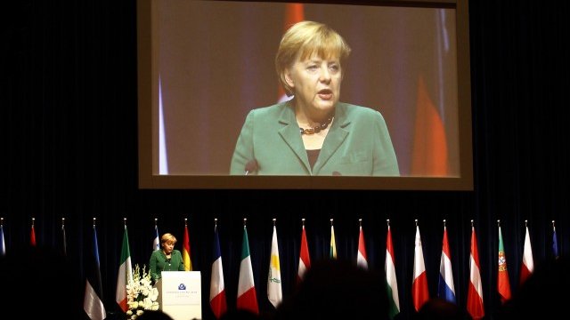 <p>
	Германският канцлер Ангела Меркел изнася речта си по време на тържествената церемония в чест на Жан-Клод Трише. Снимка: Ройтерс</p>
