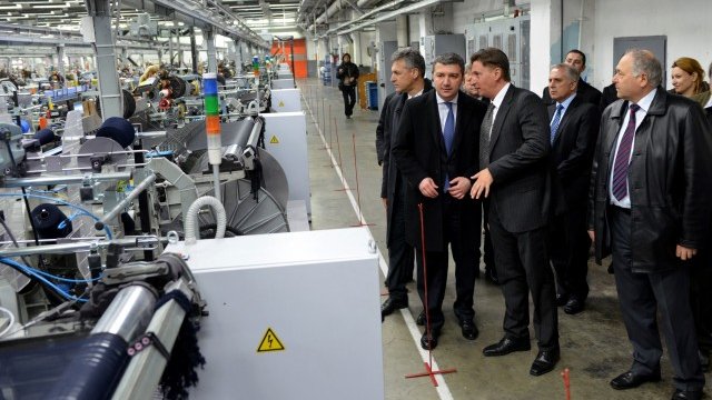 <p>
	България се отлепя от дъното, заяви Драгомир Стойнев по време на посещение в текстилната фабрика &quot;Едоардо Миролио&quot; в Сливен. <em>Снимка: БТА</em></p>
