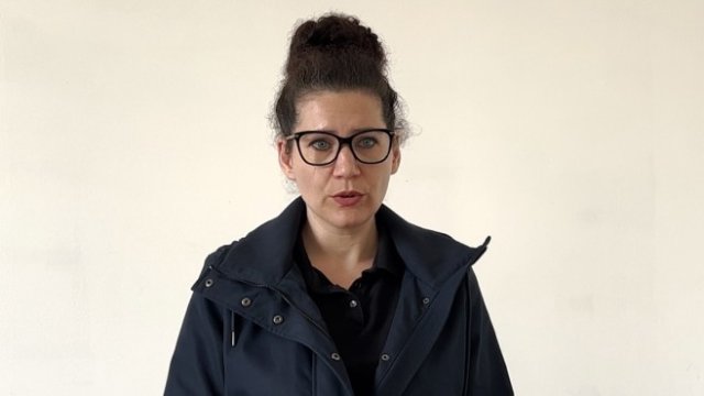 <p>
	<em>Вицепремиерът Калина Константинова. Кадър от видеообръщение за предприетите мерки от държавата.</em></p>
