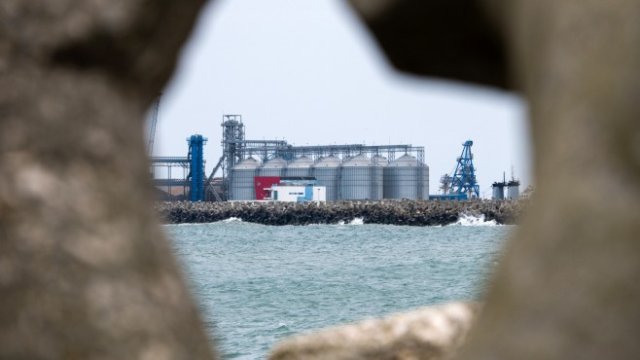 <p>
	Силози за зърно на пристанището в Констанца, Румъния, в сряда, 18 май 2022 г.<em> Снимка: Nathan Laine/Bloomberg</em></p>
