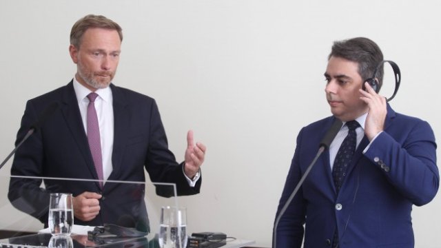 <p>
	Линднер (вляво) и българският му домакин Асен Василев. <em>Снимка: Димитър Кьосемарлиев, Investor Media Group</em></p>
