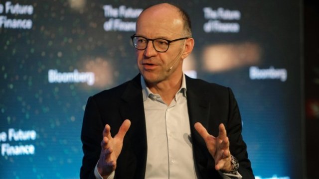 <p>
	Главният финансов директор на Volkswagen Group Арно Антлиц. <em>Снимка:&nbsp;Ben Kilb/Bloomberg</em></p>
<div>
	&nbsp;</div>
