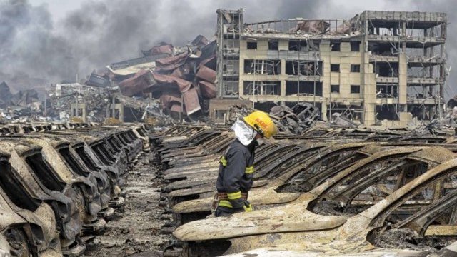 <p>
	Китайската полиция за първи път потвърди, че в района на взривовете и пожара има токсичен натриев цианид. <em>Снимка: Ройтерс</em></p>
