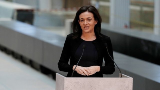 <p>
	Шерил Сандбърг. <em>Снимка: Архив Ройтерс</em></p>
